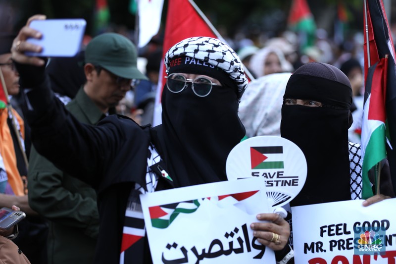 Suasana aksi solidaritas kemanusiaan Gaza oleh Aliansi Rakyat Indonesia Bela Palestina (ARI-BP) di depan Kedutaan Besar Amerika, Jakarta, Jumat (17/1/2025). Suasana aksi solidaritas kemanusiaan Gaza oleh Aliansi Rakyat Indonesia Bela Palestina (ARI-BP) di depan Kedutaan Besar Amerika, Jakarta, Jumat (17/1/2025). (CNBC Indonesia/Tri Susilo)