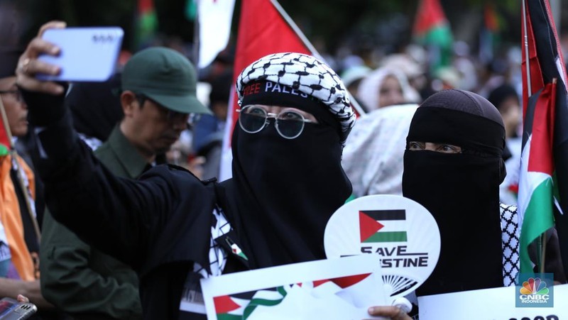 Suasana aksi solidaritas kemanusiaan Gaza oleh Aliansi Rakyat Indonesia Bela Palestina (ARI-BP) di depan Kedutaan Besar Amerika, Jakarta, Jumat (17/1/2025). (CNBC Indonesia/Tri Susilo)