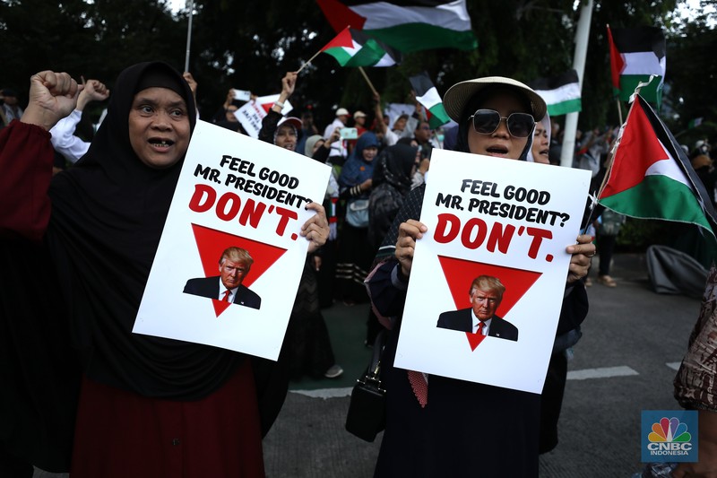 Suasana aksi solidaritas kemanusiaan Gaza oleh Aliansi Rakyat Indonesia Bela Palestina (ARI-BP) di depan Kedutaan Besar Amerika, Jakarta, Jumat (17/1/2025). (CNBC Indonesia/Tri Susilo)