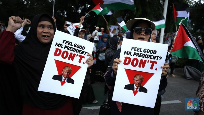 Suasana aksi solidaritas kemanusiaan Gaza oleh Aliansi Rakyat Indonesia Bela Palestina (ARI-BP) di depan Kedutaan Besar Amerika, Jakarta, Jumat (17/1/2025). (CNBC Indonesia/Tri Susilo)