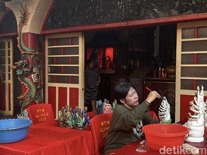 Klenteng Tertua di Surabaya Gelar Tradisi Pembersihan Rupang Jelang Imlek