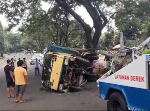 Truk di Bogor Mundur hingga Terguling karena Tak Kuat Menanjak