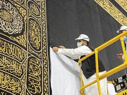 Mengenal Kiswah, Kain Hitam Penutup Ka'bah yang Terbuat dari Sutra Mengenal Kiswah, Kain Hitam Penutup Ka'bah yang Terbuat dari Sutra