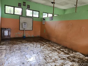 Banjir di Cirebon Surut, Sekolah Berlumpur-Elektronik Rusak