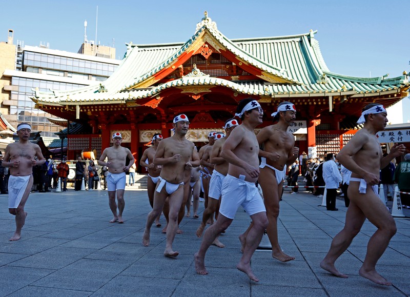 Para peserta menyiram diri mereka dengan air dingin selama upacara tahunan ketahanan air dingin untuk memurnikan jiwa mereka dan mengharapkan keberuntungan di tahun baru, di kuil Kanda Myojin di Tokyo, Jepang, 18 Januari 2025. Para peserta menyiram diri mereka dengan air dingin selama upacara tahunan ketahanan air dingin untuk memurnikan jiwa mereka dan mengharapkan keberuntungan di tahun baru, di kuil Kanda Myojin di Tokyo, Jepang, 18 Januari 2025. (REUTERS/Issei Kato)