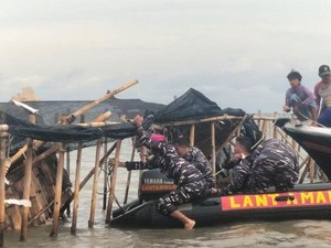 TNI AL Bersama Warga Bongkar Pagar Laut di Tangerang