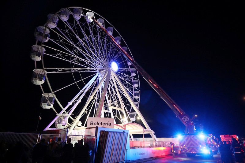 Petugas pemadam kebakaran menyelamatkan orang-orang yang terjebak di bianglala setelah terjadi gangguan listrik di Vina del Mar, Cile, 17 Januari 2025. (REUTERS/Rodrigo Garrido)