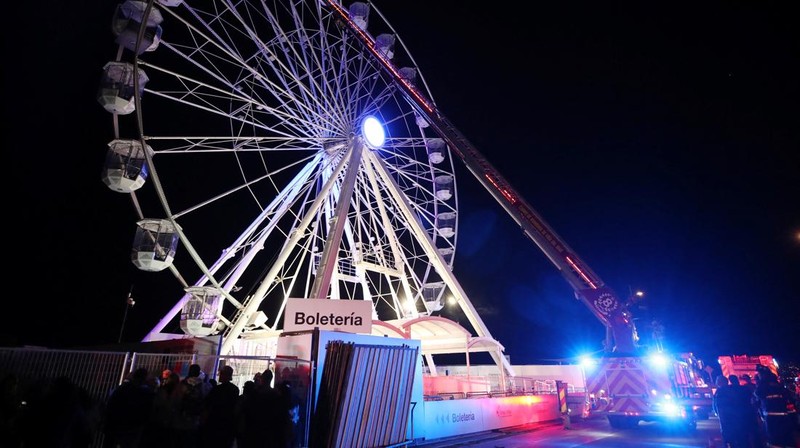 Petugas pemadam kebakaran menyelamatkan orang-orang yang terjebak di bianglala setelah terjadi gangguan listrik di Vina del Mar, Cile, 17 Januari 2025. (REUTERS/Rodrigo Garrido)