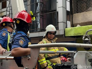 Pj Gubernur Tinjau Kebakaran Glodok dari Ketinggian Pakai Bronto Skylift