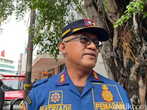 Damkar Lanjut Bersihkan Puing Kebakaran Glodok Plaza dan Cari Korban Hilang
