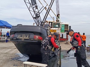 Mobil Pensiunan TNI Tewas di Marunda Terbalik di Lumpur, Diangkat Pakai Crane