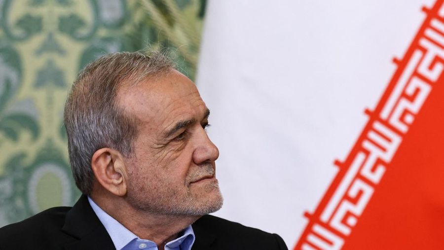 Presiden Iran Masoud Pezeshkian bertemu Presiden Rusia Vladimir Putin (tidak terlihat) di Moskow, Rusia, 17 Januari 2025. (REUTERS/Evgenia Novozhenina/Pool)
