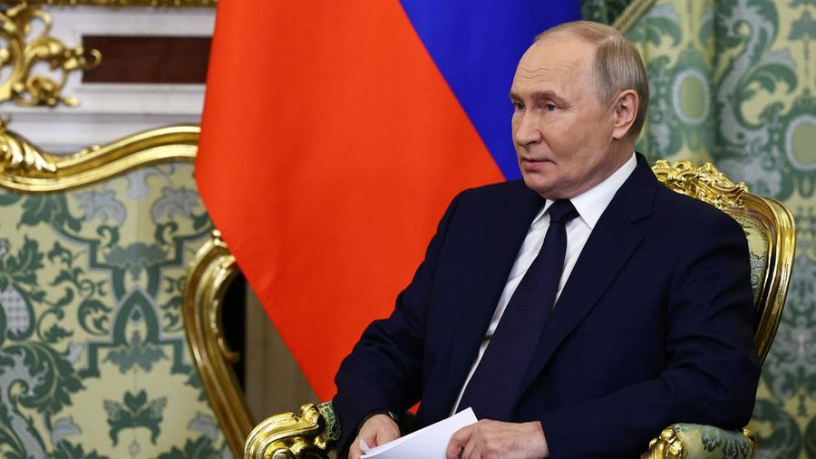 Presiden Rusia Vladimir Putin dan Presiden Iran Masoud Pezeshkian berjabat tangan saat bertemu di Moskow, Rusia, 17 Januari 2025. (REUTERS/Evgenia Novozhenina/Pool)