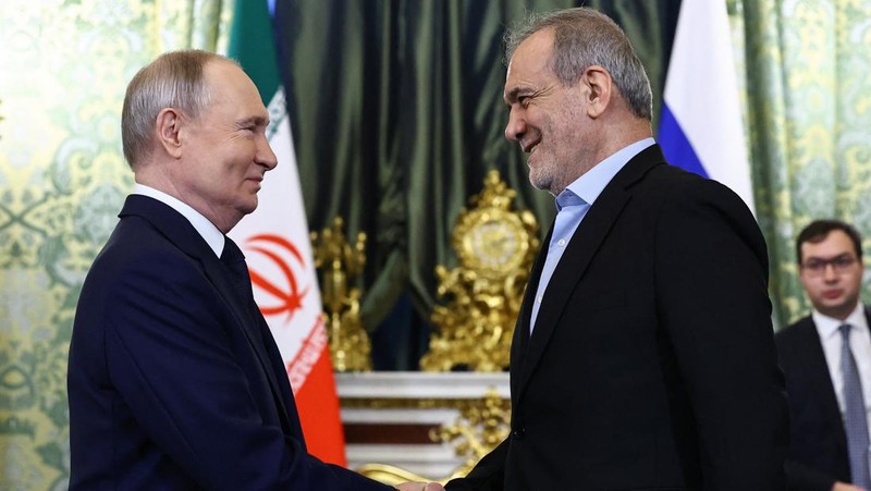 Presiden Rusia Vladimir Putin dan Presiden Iran Masoud Pezeshkian berjabat tangan saat bertemu di Moskow, Rusia, 17 Januari 2025. (REUTERS/Evgenia Novozhenina/Pool)