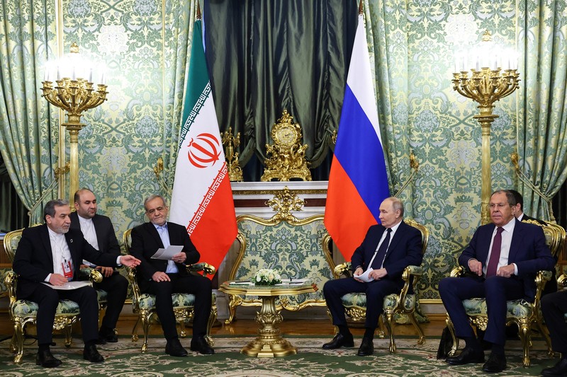 Presiden Rusia Vladimir Putin dan Presiden Iran Masoud Pezeshkian berjabat tangan saat bertemu di Moskow, Rusia, 17 Januari 2025. (REUTERS/Evgenia Novozhenina/Pool)