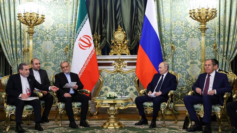 Presiden Rusia Vladimir Putin dan Presiden Iran Masoud Pezeshkian berjabat tangan saat bertemu di Moskow, Rusia, 17 Januari 2025. (REUTERS/Evgenia Novozhenina/Pool)