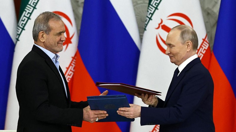 Presiden Rusia Vladimir Putin dan Presiden Iran Masoud Pezeshkian berjabat tangan saat bertemu di Moskow, Rusia, 17 Januari 2025. (REUTERS/Evgenia Novozhenina/Pool)