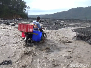 Warga Nekat Melintas Meski Banjir Lahar Dingin Semeru Terjang Sungai Leprak