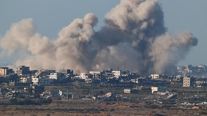 Asap mengepul di dalam Jalur Gaza, sebelum kesepakatan gencatan senjata antara Israel dan Hamas mulai berlaku, seperti yang terlihat dari Israel selatan, 18 Januari 2025. (REUTERS/Amir Cohen)