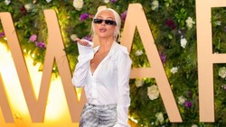 Gaya Christina Aguilera Pakai Blus Terbuka di Arab, Pamer Badan Ramping