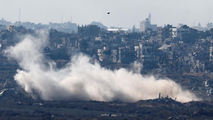 Asap mengepul di dalam Jalur Gaza, sebelum kesepakatan gencatan senjata antara Israel dan Hamas mulai berlaku, seperti yang terlihat dari Israel selatan, 18 Januari 2025. (REUTERS/Amir Cohen)