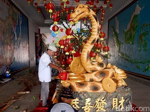 Patung Ular 6 Meter Sambut Imlek di Kelenteng Kwan Sing Bio Tuban