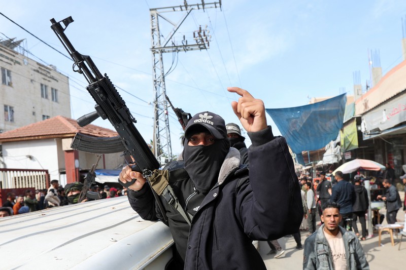 Militan Palestina merayakan meskipun ada penundaan gencatan senjata antara Israel dan Hamas mengenai daftar sandera, di Khan Younis di Jalur Gaza selatan, 19 Januari 2025. Militan Palestina merayakan meskipun ada penundaan gencatan senjata antara Israel dan Hamas mengenai daftar sandera, di Khan Younis di Jalur Gaza selatan, 19 Januari 2025. (REUTERS/Mohammed Salem)