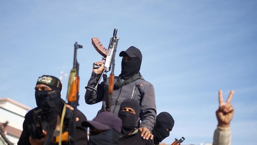 Militan Palestina merayakan meskipun ada penundaan gencatan senjata antara Israel dan Hamas mengenai daftar sandera, di Khan Younis di Jalur Gaza selatan, 19 Januari 2025. (REUTERS/Mohammed Salem)