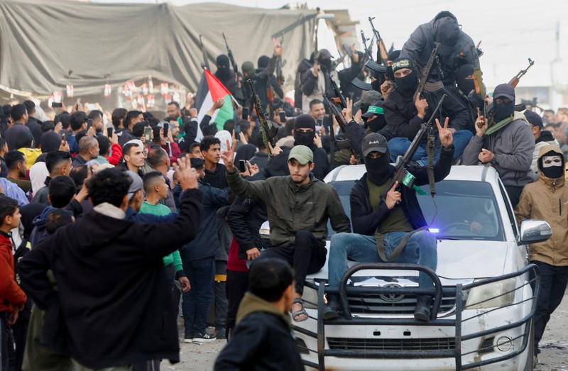 Militan Palestina merayakan meskipun ada penundaan gencatan senjata antara Israel dan Hamas mengenai daftar sandera, di Khan Younis di Jalur Gaza selatan, 19 Januari 2025. Militan Palestina merayakan meskipun ada penundaan gencatan senjata antara Israel dan Hamas mengenai daftar sandera, di Khan Younis di Jalur Gaza selatan, 19 Januari 2025. (REUTERS/Mohammed Salem)