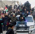 Militan Palestina merayakan meskipun ada penundaan gencatan senjata antara Israel dan Hamas mengenai daftar sandera, di Khan Younis di Jalur Gaza selatan, 19 Januari 2025. (REUTERS/Mohammed Salem)