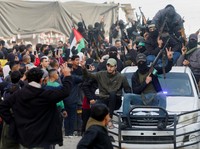 Militan Palestina merayakan meskipun ada penundaan gencatan senjata antara Israel dan Hamas mengenai daftar sandera, di Khan Younis di Jalur Gaza selatan, 19 Januari 2025. (REUTERS/Mohammed Salem)
