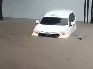 Mobil Berenang Terseret Arus Saat Jember Dilanda Banjir