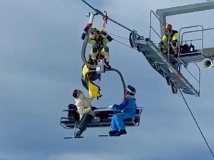Kereta Gantung Resor Ski Ambruk, Penyebabnya Misterius