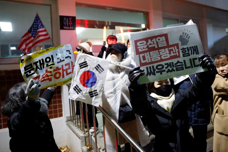 Pendukung Presiden yang dimakzulkan Yoon Suk Yeol berpartisipasi dalam unjuk rasa di luar Pusat Penahanan Seoul di Uiwang, Korea Selatan, 18 Januari 2025. Pendukung Presiden yang dimakzulkan Yoon Suk Yeol berpartisipasi dalam unjuk rasa di luar Pusat Penahanan Seoul di Uiwang, Korea Selatan, 18 Januari 2025. (REUTERS/Kim Soo-hyeon)
