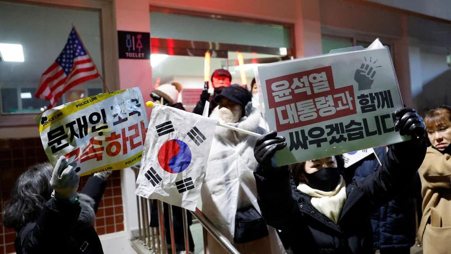 Pendukung Presiden yang dimakzulkan Yoon Suk Yeol berpartisipasi dalam unjuk rasa di luar Pusat Penahanan Seoul di Uiwang, Korea Selatan, 18 Januari 2025. (REUTERS/Kim Soo-hyeon)