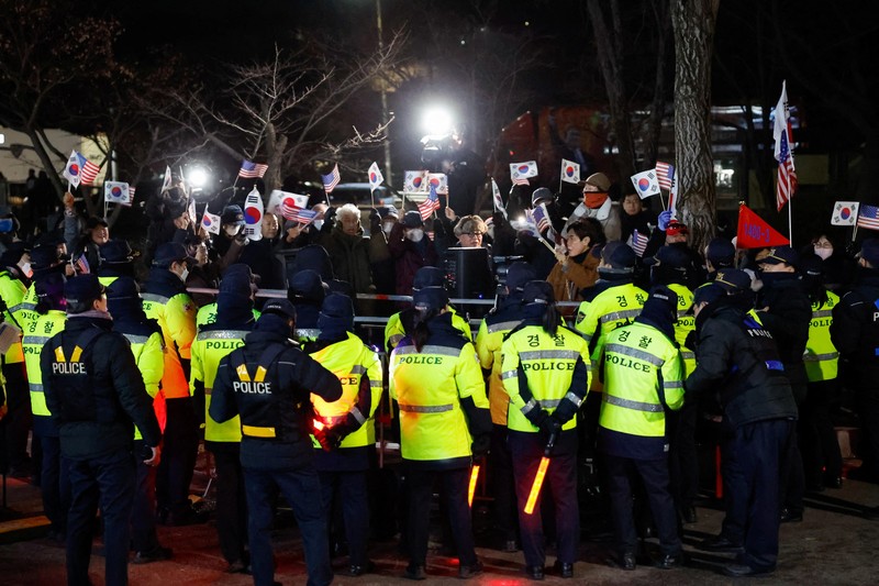 Pendukung Presiden yang dimakzulkan Yoon Suk Yeol berpartisipasi dalam unjuk rasa di luar Pusat Penahanan Seoul di Uiwang, Korea Selatan, 18 Januari 2025. (REUTERS/Kim Soo-hyeon)