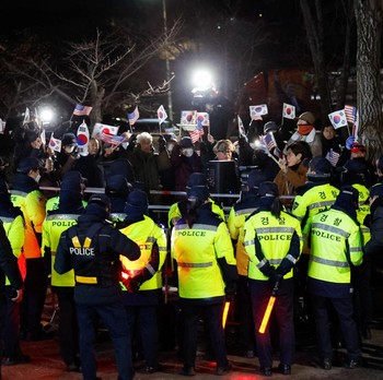 Korea Rusuh! Pendukung Yoon Bentrok dengan Polisi, 16 Ditangkap