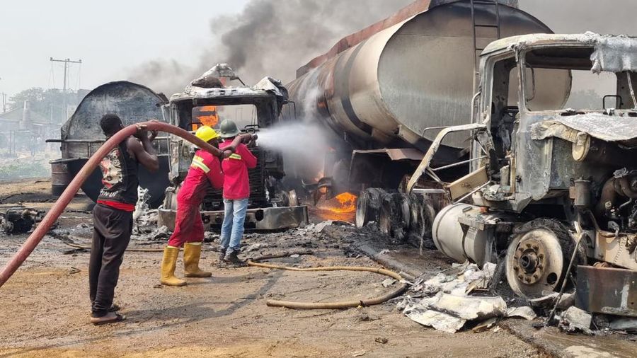Setidaknya 70 orang tewas dan banyak orang terluka di Nigeria pada Sabtu (18/1) ketika sebuah truk tangki terbalik dan menumpahkan bensin yang kemudian meledak. (Tangkapan Layar Video Reuters/)