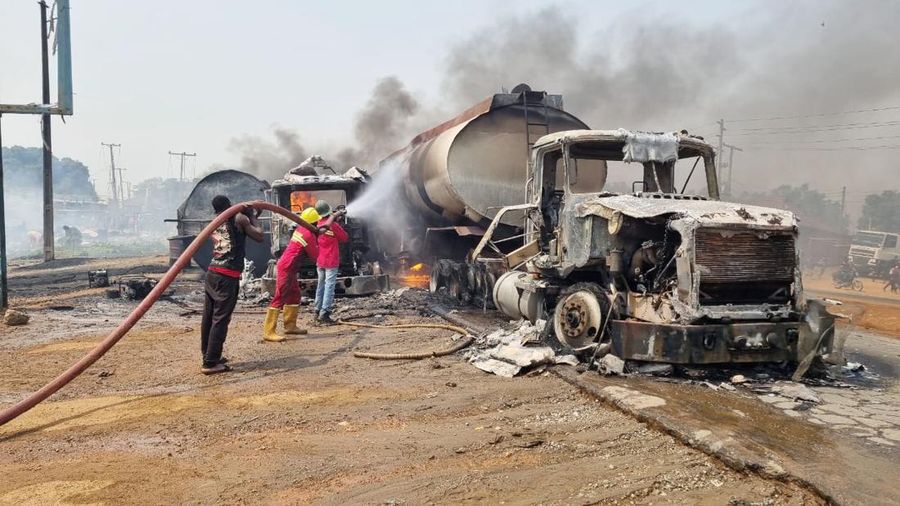 Setidaknya 70 orang tewas dan banyak orang terluka di Nigeria pada Sabtu (18/1) ketika sebuah truk tangki terbalik dan menumpahkan bensin yang kemudian meledak. (Tangkapan Layar Video Reuters/)