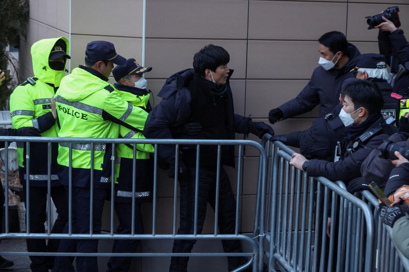 Pendukung Presiden yang dimakzulkan Yoon Suk Yeol berpartisipasi dalam unjuk rasa di luar Pusat Penahanan Seoul di Uiwang, Korea Selatan, 18 Januari 2025. Pendukung Presiden yang dimakzulkan Yoon Suk Yeol berpartisipasi dalam unjuk rasa di luar Pusat Penahanan Seoul di Uiwang, Korea Selatan, 18 Januari 2025. (REUTERS/Kim Soo-hyeon)