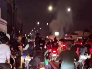 Suporter Bola di Medan Ricuh Usai Pertandingan, Sepeda Motor Dibakar