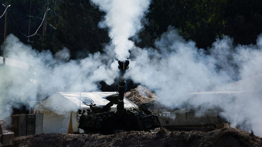 Asap mengepul di dalam Jalur Gaza, sebelum kesepakatan gencatan senjata antara Israel dan Hamas mulai berlaku, seperti yang terlihat dari Israel selatan, 18 Januari 2025. (REUTERS/Amir Cohen)