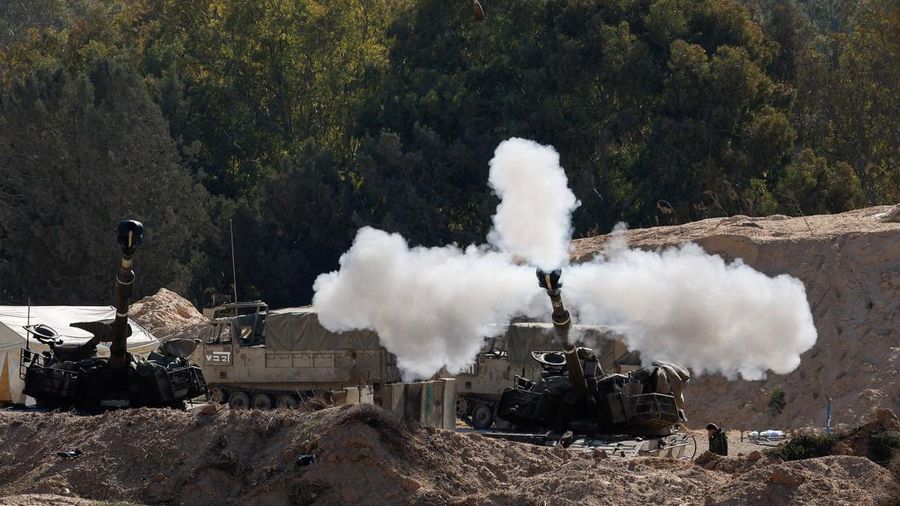Asap mengepul di dalam Jalur Gaza, sebelum kesepakatan gencatan senjata antara Israel dan Hamas mulai berlaku, seperti yang terlihat dari Israel selatan, 18 Januari 2025. (REUTERS/Amir Cohen)