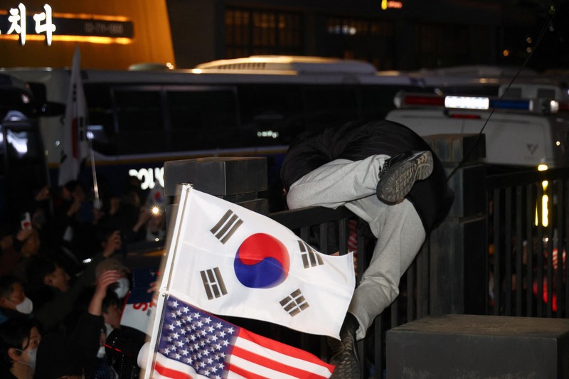 Pendukung Presiden yang dimakzulkan Yoon Suk Yeol berpartisipasi dalam unjuk rasa di luar Pusat Penahanan Seoul di Uiwang, Korea Selatan, 18 Januari 2025. Pendukung Presiden yang dimakzulkan Yoon Suk Yeol berpartisipasi dalam unjuk rasa di luar Pusat Penahanan Seoul di Uiwang, Korea Selatan, 18 Januari 2025. (REUTERS/Kim Soo-hyeon)