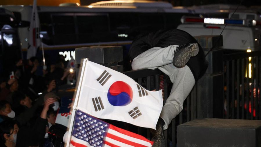 Pendukung Presiden yang dimakzulkan Yoon Suk Yeol berpartisipasi dalam unjuk rasa di luar Pusat Penahanan Seoul di Uiwang, Korea Selatan, 18 Januari 2025. (REUTERS/Kim Soo-hyeon)