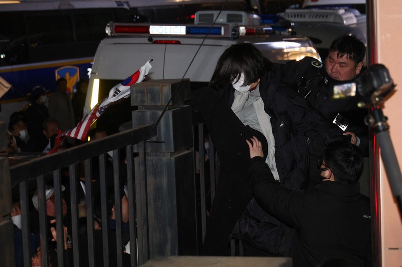 Pendukung Presiden yang dimakzulkan Yoon Suk Yeol berpartisipasi dalam unjuk rasa di luar Pusat Penahanan Seoul di Uiwang, Korea Selatan, 18 Januari 2025. Pendukung Presiden yang dimakzulkan Yoon Suk Yeol berpartisipasi dalam unjuk rasa di luar Pusat Penahanan Seoul di Uiwang, Korea Selatan, 18 Januari 2025. (REUTERS/Kim Soo-hyeon)