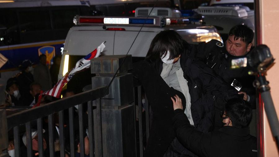 Pendukung Presiden yang dimakzulkan Yoon Suk Yeol berpartisipasi dalam unjuk rasa di luar Pusat Penahanan Seoul di Uiwang, Korea Selatan, 18 Januari 2025. (REUTERS/Kim Soo-hyeon)