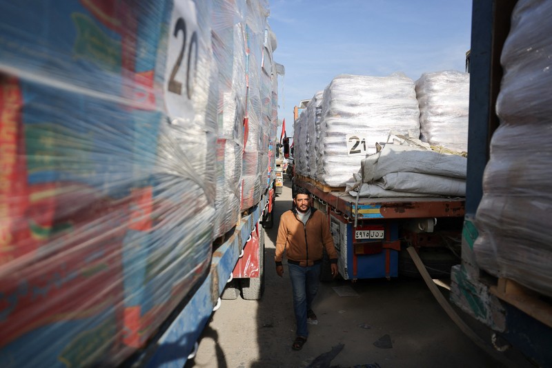 Truk-truk bantuan mulai tiba di perbatasan Mesir pada Minggu (19/1/2025), menuju persimpangan Kerem Shalom yang dikuasai Israel sebelum memasuki Jalur Gaza. (Tangkapan Layar Video Reuters/)