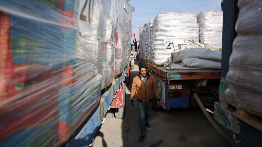Truk-truk bantuan mulai tiba di perbatasan Mesir pada Minggu (19/1/2025), menuju persimpangan Kerem Shalom yang dikuasai Israel sebelum memasuki Jalur Gaza. (Tangkapan Layar Video Reuters/)