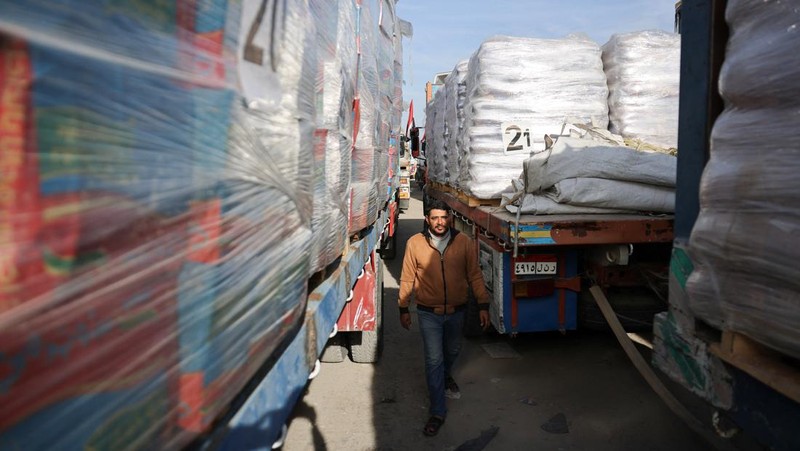 Truk-truk bantuan mulai tiba di perbatasan Mesir pada Minggu (19/1/2025), menuju persimpangan Kerem Shalom yang dikuasai Israel sebelum memasuki Jalur Gaza. (Tangkapan Layar Video Reuters/)